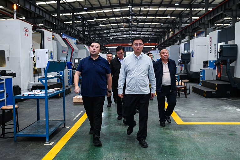 德陽(yáng)市委副書記、市長(zhǎng)黃朝陽(yáng)蒞臨仟坤集團(tuán)調(diào)研指導(dǎo)